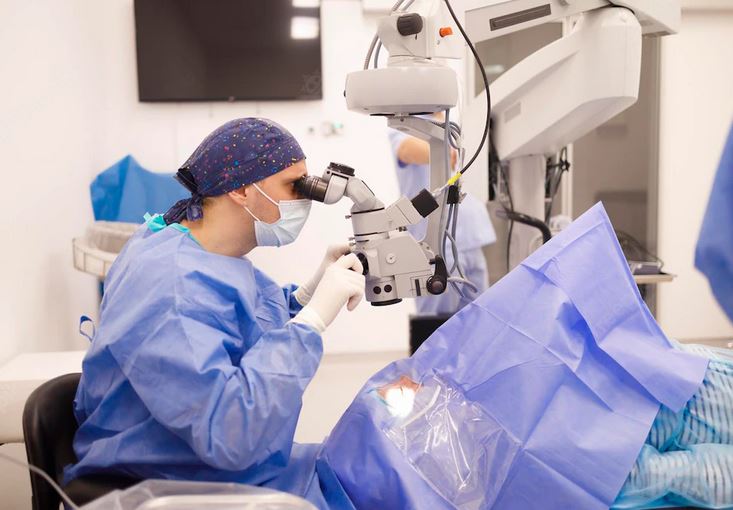 Biaya LASIK Mata Silinder: Apakah Berbeda dengan Mata Minus?